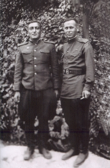 Чача Фемистокл Евфимович (слева) с боевым товарищем