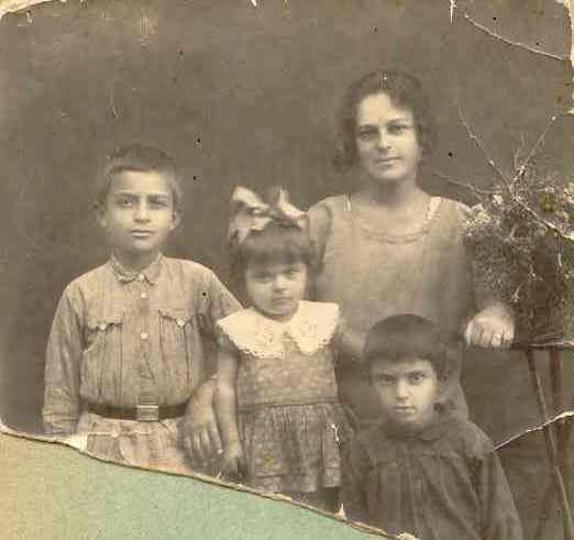 Анести Триандафилиди (справа) с матерью, сестрой и двоюродным братом