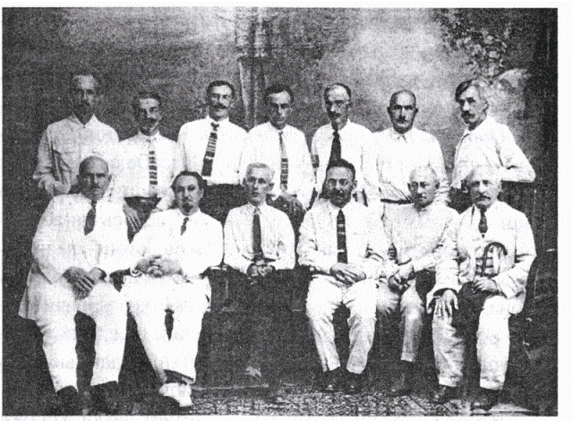 1927 г., В. Стражев в кругу видных деятелей интеллигенции Абхазии